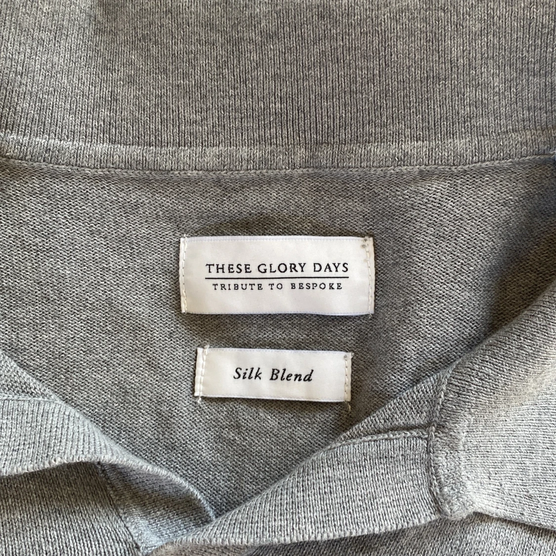 Grå silkeblandad pikétröja från These Glory Days - 2