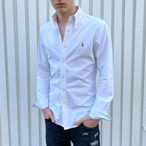 Ralph Lauren skjorta - Säljer denna riktigt snygga skjorta från Ralph Lauren i storlek S! Skjortan är i bra skick✅ Jag är 180 cm lång.