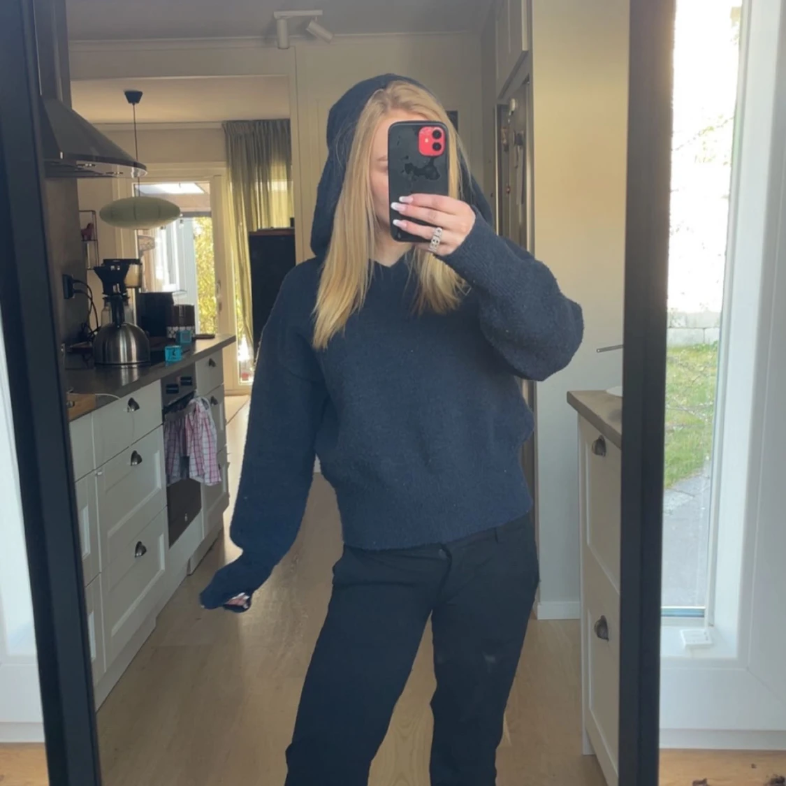 Mörkblå stickad hoodie - 2