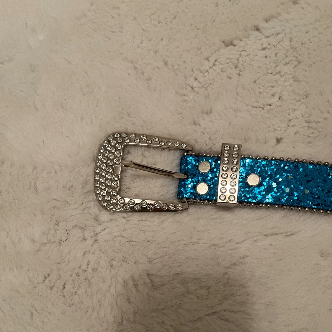 Blått glittrigt bälte med döskalle och nitar - 2