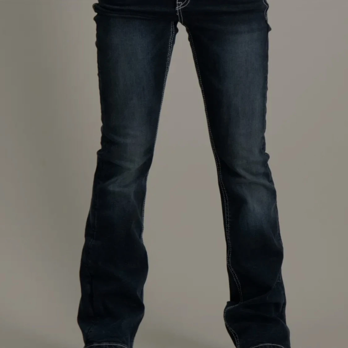 Mörkblå jeansbyxor med broderade bakfickor - 1