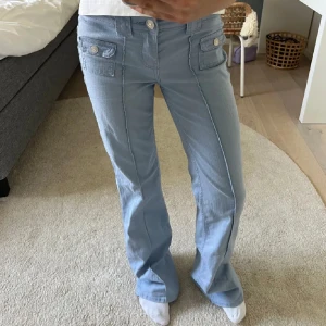 Ljusblå manchesterbyxor med fickdetaljer - Säljer dessa superfina jeans då de inte kommer till användning, kan gå ner i pris vid snabb affär, bilderna är lånade 