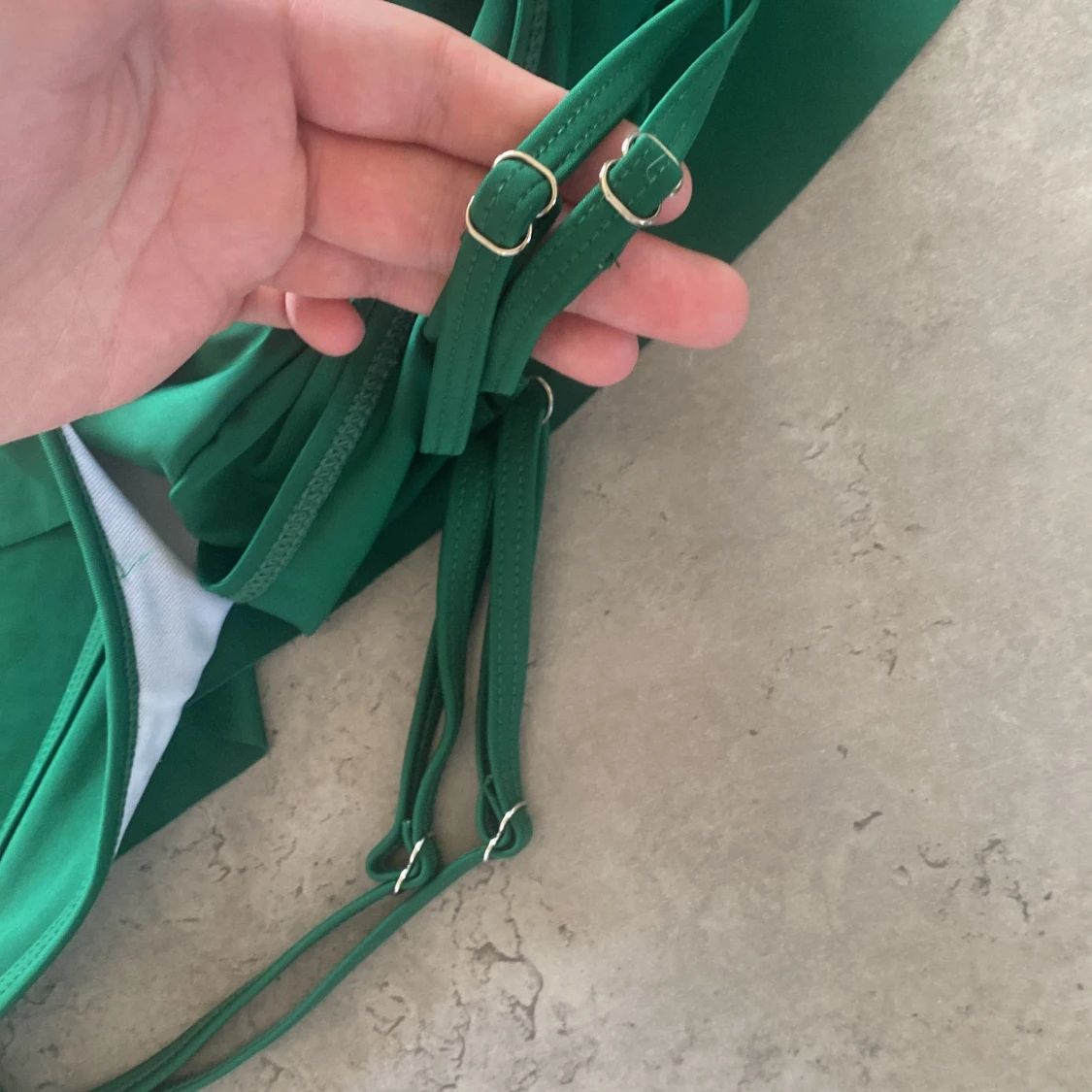 Grön bikini med volangdetaljer - 4