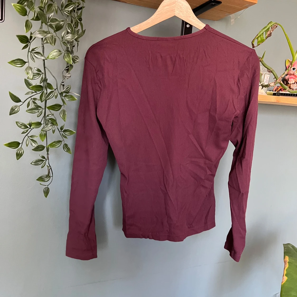 Vinröd ribbad tröja  - 2