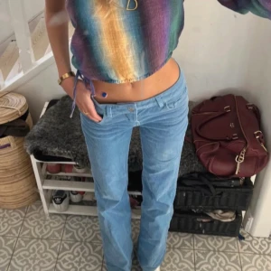 Lågmidjade  jenas  - As snygga lågmidjade Manchester jeans i en jättefin ljusblå färg🌸💕💕( obs att de har en lite blekningfläck som knappt syns, därav priset)