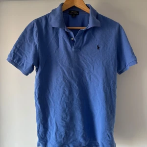 Ralph lauren Piké - Sjukt snygg blå ralph lauren pike i storlek L ungdom vilket motsvarar S. mycket fint skick utan tecken på användning. Skriv vid frågor
