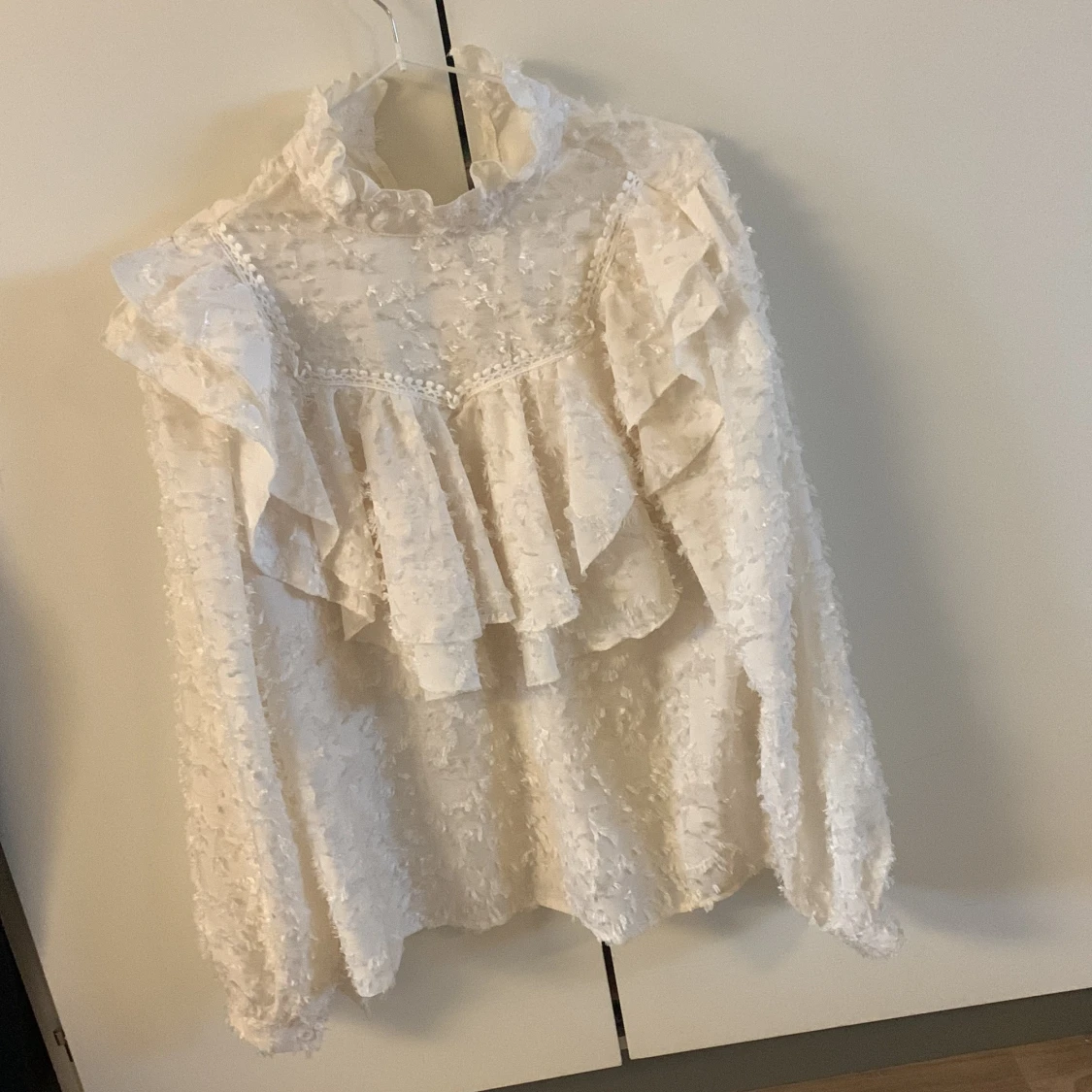 Blus vit med lite gul