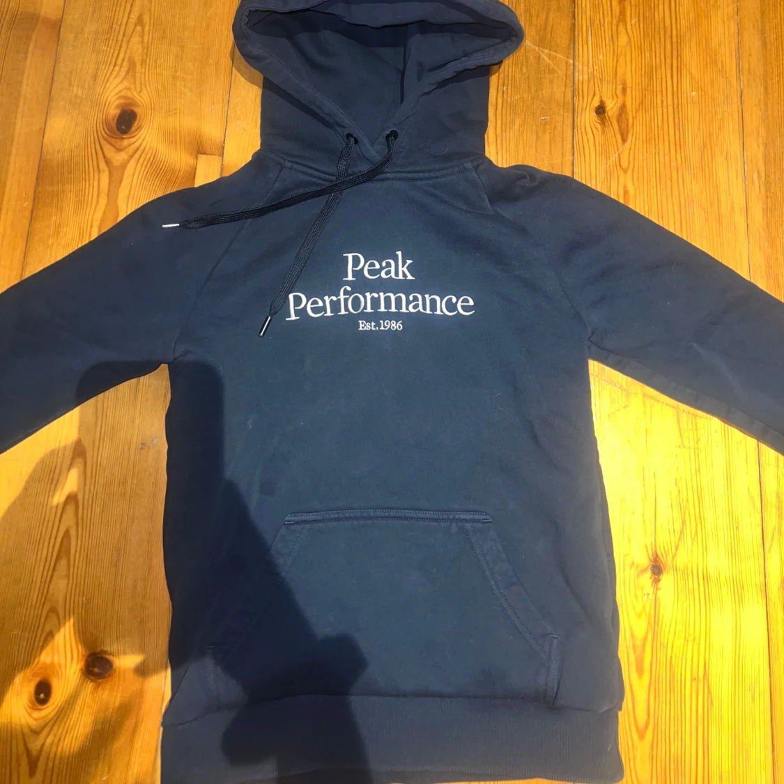 Mörkblå hoodie från Peak Performance