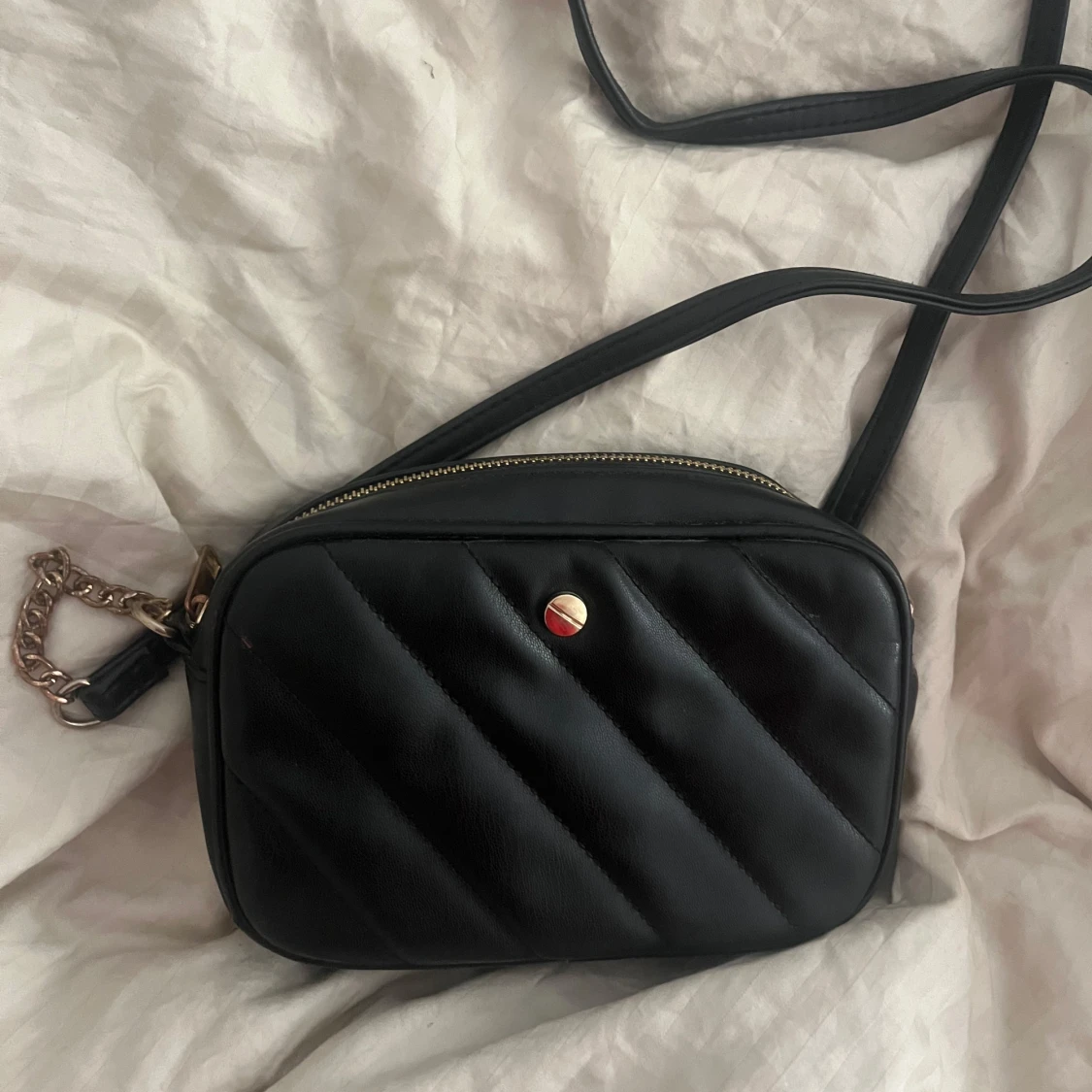 Svart quiltad axelväska med kedjedetalj - 4