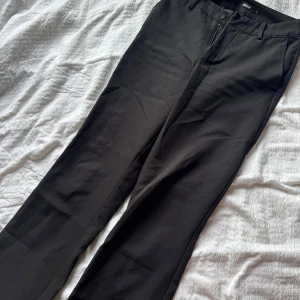 Svarta kostymbyxor från Bik Bok - Klassiska svarta kostymbyxor från Bik Bok med  raka ben i modellen Vilma. Använder dom ej eftersom det är för stora. Byxorna är i bra skick, skriv privat för mer bilder💗