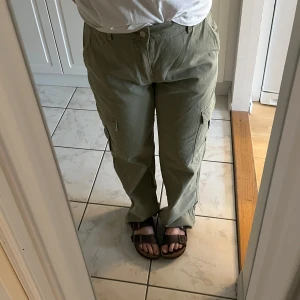 Olivgröna byxor med raka ben - Gröna byxor från pull & bear 