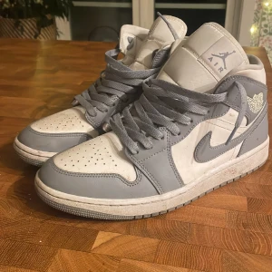 Air Jordan 1 Mid WMNS Stealth - Skorna är i väldigt fint skick knappt använda (finns en liten skavank se på bild 4), storlek 42/5  köpt från restocks hemsida har order mail kvar.  Tvättas såklart innan) och kan tvätta och skicka nya bilder    pris ej hugget i sten så kom gärna me bud.