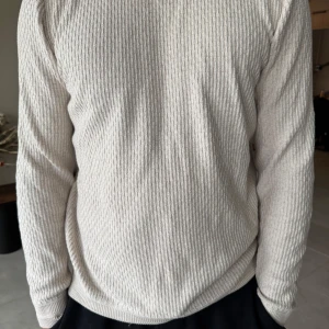 Beige ribbad långärmad tröja - Säljer en stilren beige långärmad tröja med bra och  skön kvalitet för bra pris  