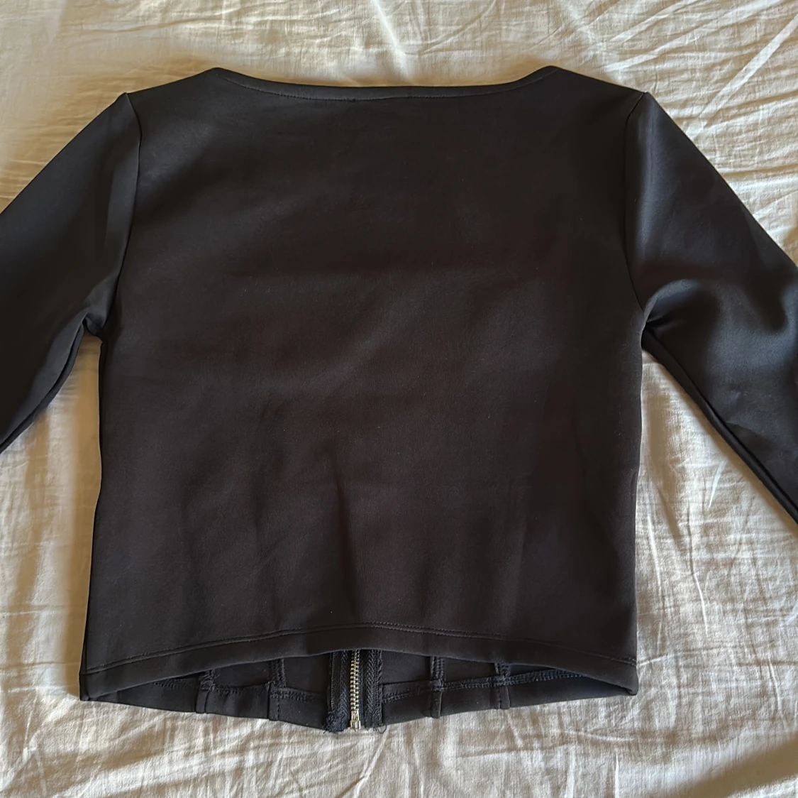 Svart croppad topp med dragkedja  - 1