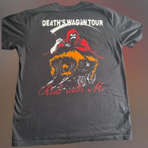 Death Wagon tour tshirt (RABATT) - Haunted Mound merch från death wagon tour.   Nyskick bara använd 2 gånger.                                                       Letar efter bud!