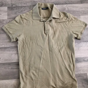 Ljusgrön pikétröja från J.Lindeberg - Säljer en klassisk pikétröja från J.Lindeberg. Storlek S Orginalpris 699 kr