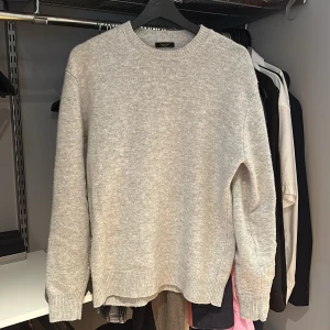 Grå Massimo Dutti stickadtröja - En enkel och stilren ljusgrå stickad tröja från Massimo Dutti. Fint skick, inte använd alls mycket. Köpt för 899kr