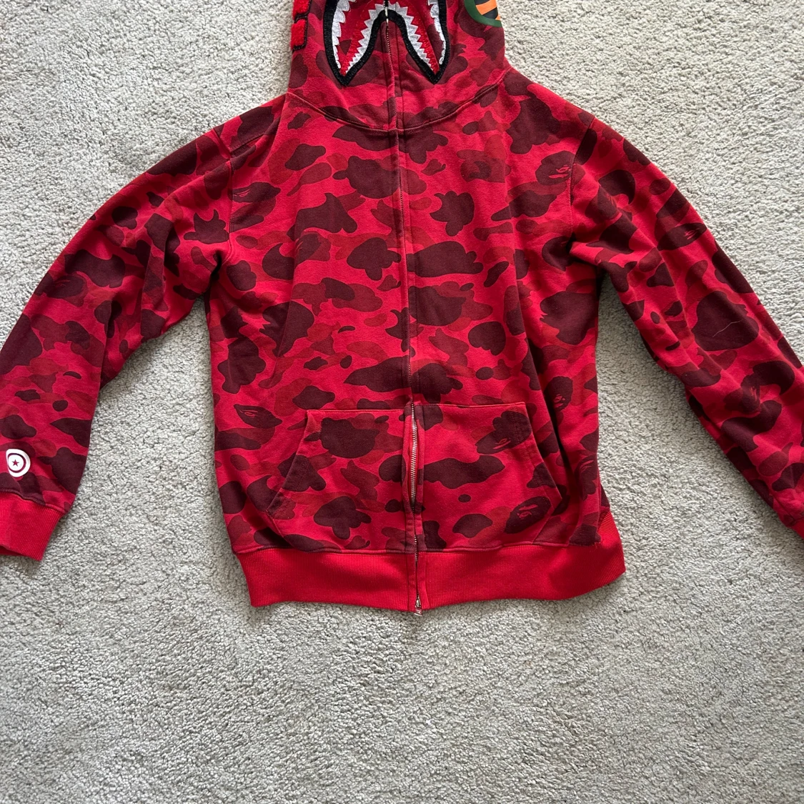 Röd camouflage zip hoodie från BAPE