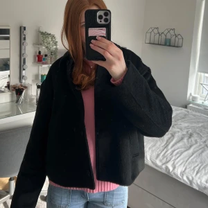 Svart kappa - Säljer en svart snygg kappa ifrån Gina Tricot. Den är aldrig använd då jag har flera andra, så nyskick! Passformen är oversized och materialet känns som mysig ullblandning.