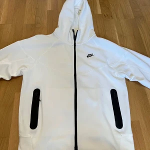 En vit nike tech  - Nike tech som är knappast använd  Storlek S men passar också M