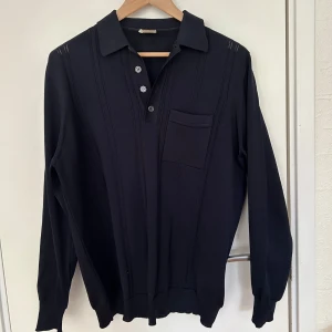 Italiensk långärmad pikétröja - Riktigt cool tröja från Italien med ett skönt och luftigt material. Passar perfekt till sommaren och även tidig höst! Vintage Italien tröja!