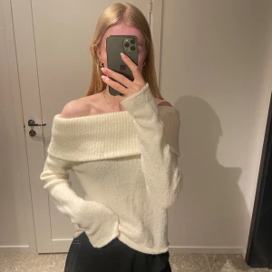 Offshoulder vit stickad tröja - Offshoulder vit stickad tröja från Gina tricot i bra skick 😍