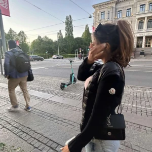 Svart dunjacka från Moncler - Säljer en svart dunjacka från Moncler med klassisk logotyp på armen. Jackan har quiltade partier framtill och släta ärmar, samt dragkedja. Perfekt att styla över en tröja eller hoodie. Vill bli av med den snabb affär skicka dm.  