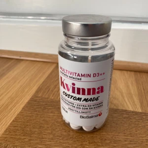 Multivitamintabletter - Säljer dessa multivitamin d3++ från Biosalma, speciellt anpassad för kvinnor. Säljes pga att jag fått andra vitaminer utskrivna från läkare. Finns kanske 30-35 stycken kvar i burken och utgångsdatum är 23 januari 2026. 15kr  Finns att hämta i Göteborg eller kan skickas via valfri app för billigare frakt. Se gärna fler annonser för samfrakt.