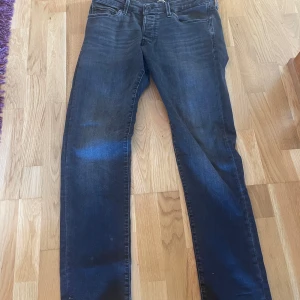 Gråa/svarta  slim jeans - Säljer ett par tvär fetta svart gråa Jens är som nya har använts fåtal gånger.Storlek W32/L32. De är svårt att se den riktiga färgen om mer bilder skriv