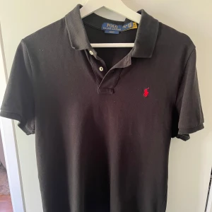 Ralph Lauren Pike - Säljer en snygg Ralph Lauren piké som är i storlek S (18-20). Den har inga deffekter
