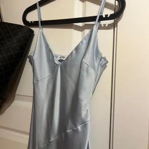 Ljusblå balklänning  - Ljusblå balklänning i satin från showpo i storlek 36