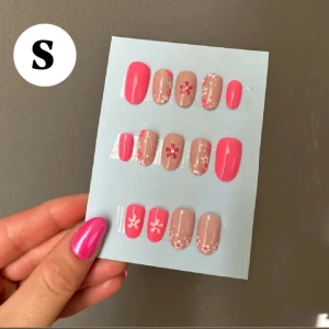 Lösnaglar - Färdigt set 💗 press on nails i storlek S (storleken avser bredden på dina naglar. Handmålade av mig med gellack. 🩷