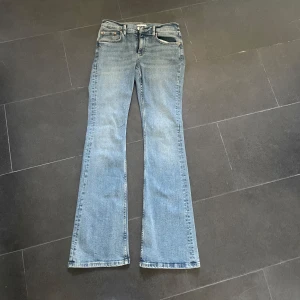 Blå bootcut jeans från Gina  - Säljer ett par blåa jeans från Gina i storlek 40 men jag skulle säga att de mer passar storlek 38/36 nästan, men skriv till mig om du vill få bättre syn på storleken🥰byxorn är helt oanvända 