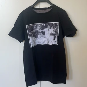 Svart Limitato T-shirt  - Svart t-shirt från Limitato. Strl S i bra skick och riktigt snygg nu till varmare väder.   