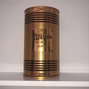 Jean Paul Gaultier Le Male Elixir Eau de Parfum - Exklusiv herrparfym i metallisk guld- och svart randig flaska formad som en manlig torso. Kommer med matchande guldig metallburk. Doften är intensiv och modern, perfekt för dig som vill sticka ut. 75ml är det. Nu är det lite mer än 50ml 