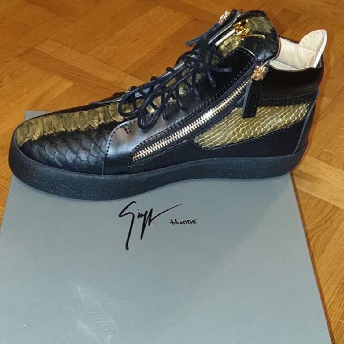 Svarta och guldiga sneakers från Giuseppe Zanotti - 1