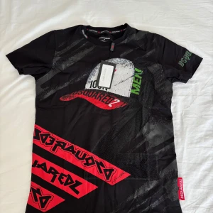 Dsquared 2 t shirt  - Storlek Small och medium finns. Helt nya