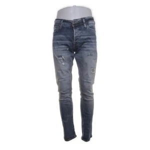 Mörkblå skinny jeans med slitningar - Snygga mörkblå jeans med skinny fit och slitna detaljer på benen. Klassisk femficksmodell med knapp och dragkedja i gylfen. Perfekta för en trendig och avslappnad stil.