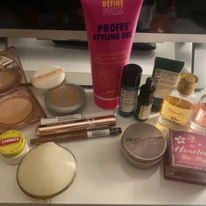 Sminkset - Otwoo Volume Curling Waterproof Mascara,The Ordinary Lash and Brow Serum,Lip Liner Lana från Primar oanvänt,Loreal Paris Pressed Powder,Otwoo Pressed Powder ingår Powder puff och spegel,Some by Mi Korean skincare toner, serum och moisturiser,Proffs Hair Styling Gel,Shell formad plånbok, Revolution Cream Blush,w7 Bronzer Honolulu, Eucerin Dual Serum, sence body butter, got2b heat protectant, Johnsons baby powder,MAC läppstift,Burt’s Bees Lip balm Rose,3 nagellack (vit rosa beige) och 2 La Rive