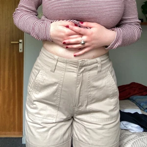 Beiga cargoshorts<3 - Beiga cargoshorts från Kappahl säljes! De har hög midja och fungerande fickor fram och bak. Använda ett fåtal gånger och passar mig perfekt som har lite större kurvor nertill.  Skriv om det finns frågor<3