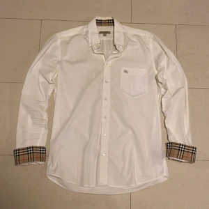 Burberry skjorta  - Burberry skjorta i Storlek S. Skick 8/10 och självklart 100% äkta. nypris 5500:- Mitt pris 1299:-. Hör av dig vid funderingar!🔥👏