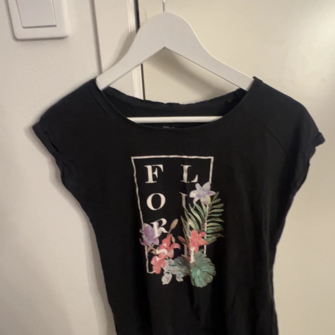 Svart t-shirt med blommigt tryck från Esmara