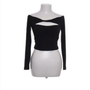 Svart offshoulder topp - Trendig svart offshoulder topp från NAKD men köpt på Sellpy (Första bilden är från sellpy)