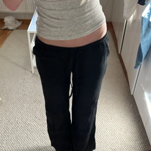 Svarta linnebyxor  - Svarta linnebyxor med rak passform och dragsko i midjan. Sååå fina!! Har en liten fläck (bild 4) som jag inte försökt ta bort men går säkert bort i tvätten💕 storlek xs
