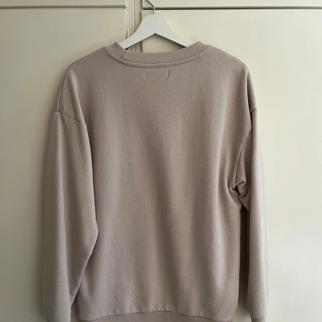 Beige stickad tröja från New Garments - 1