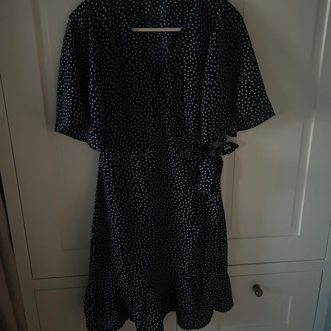Mörkblå prickig omlottklänning från Amelie & Me