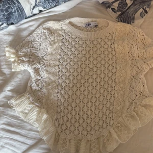 Vit spetsblus med volang från Zara - Använt en gång men ser helt ny ut💘🥰 Den är crèmevit