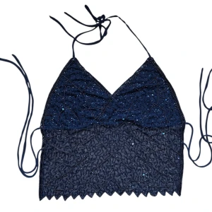 Vintage y2k Svart glittrig croppad halterneck-topp - Populär svart halterneck topp som knyts i nacken och ryggen. Pärlor över hela. Passar en XS-S. 