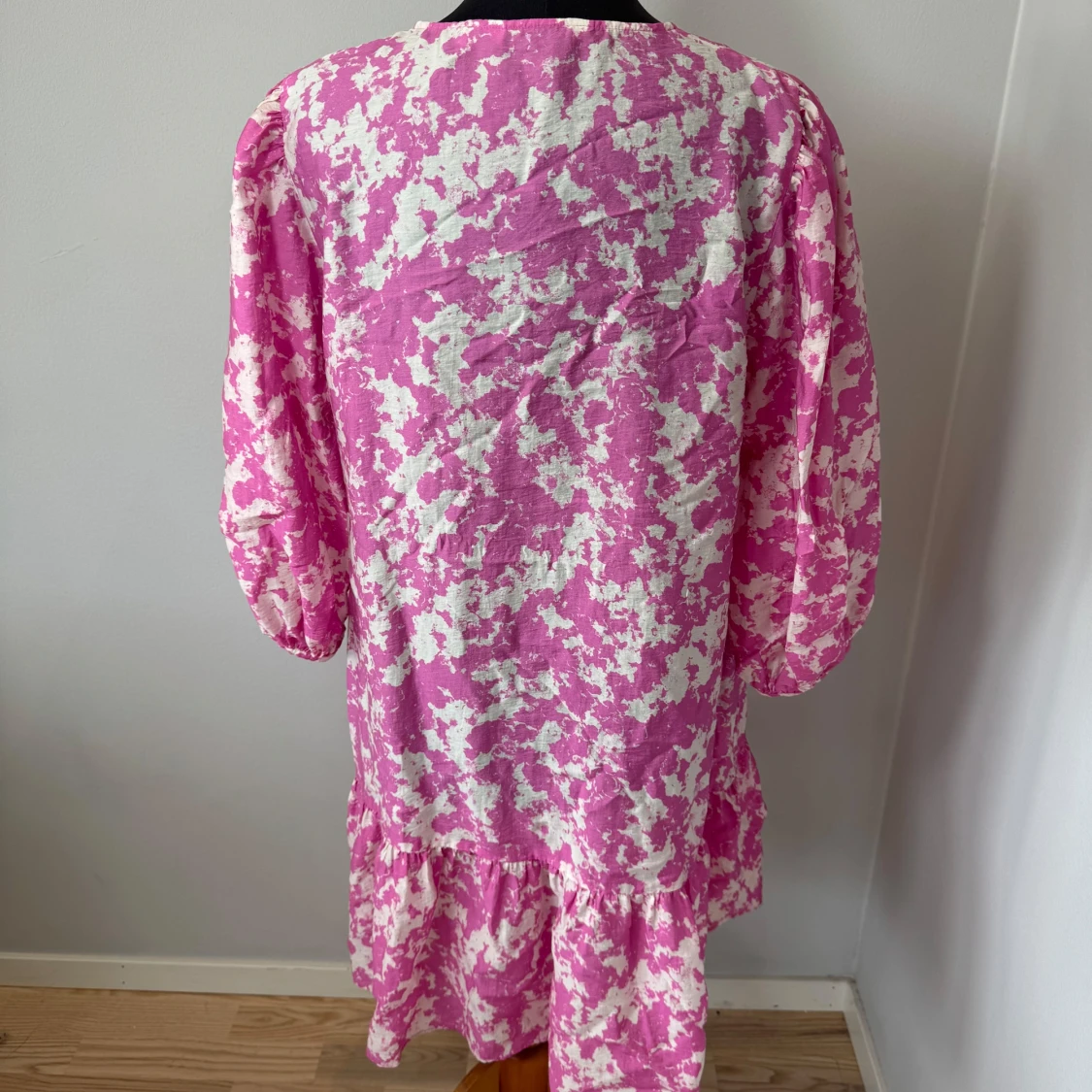 Rosa och vit blommig klänning  - 1