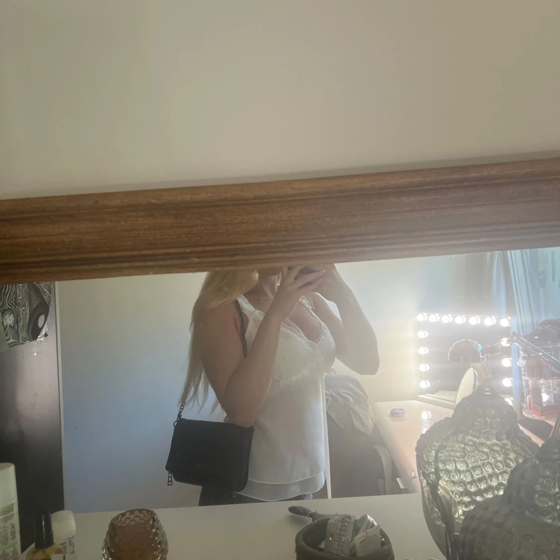 Svart axelväska med kedjerem och ormmönster - 2